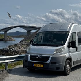 Jumper – Omgebouwde luxe camper bus (2023) 