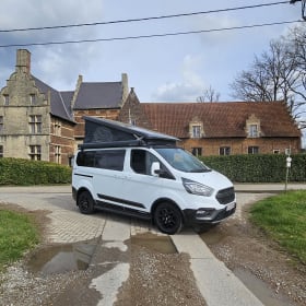 ROSA – 2023 4-person Ford campervan