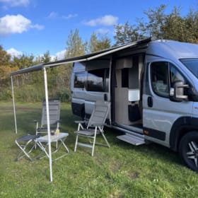 Mooi en compleet – Complete buscamper met praktische indeling, je kan er zo mee weg!