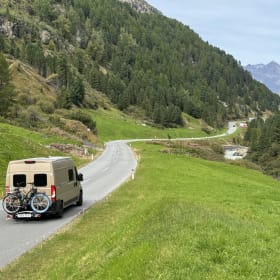 Camp en jo – 4p Peugeot bus uit 2025