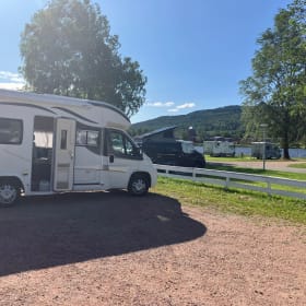 Luxe compacte camper met grote zit voor 2 - 4 personen