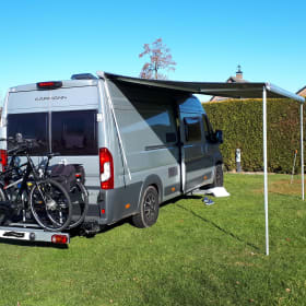 Bus Camper mit 2 langen Betten. Automatik 150 PS.