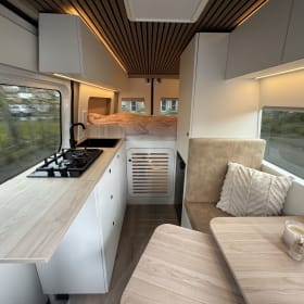 Luxe camper met hondenhok - Ideaal voor een avontuurlijke vakantie