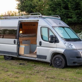 Ducato - Avontuurlijke kampeerbus met on-board bioscoop en "Stealth Mode"