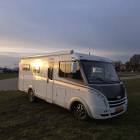 4p LMC integral, lifting bed and round seating from 2015