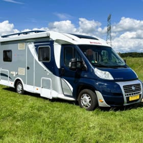 Mooie Dethleffs camper voor 2 personen