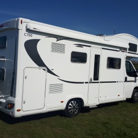 Camper 2 – Geräumiger und luxuriöser Familiencamper Pilote für 6 Personen mit Playstation und LED-TV!