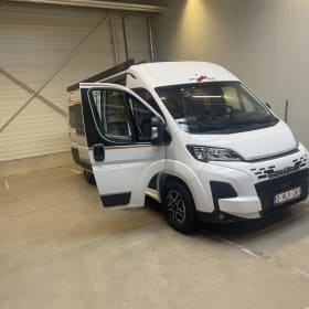 De Maly – 2p Malibu bus uit 2025