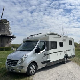 Vollständig und sehr luxuriös ausgestattete Adria Matrix Suprème für 2 Personen (max. 3).