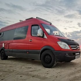 Big Red – 3-persoons Mercedes-Benz (Off Grid Solar) in Birmingham