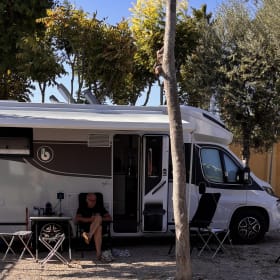 Onze Benimar – Benimar met queensbed, grote keuken en electrische fietsendrager