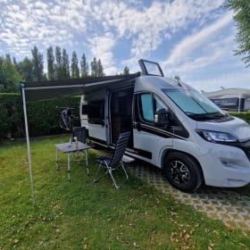 2p Malibu Camper uit 2024 met automatisch levelsysteem