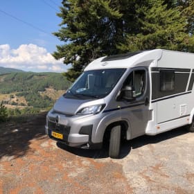 Camper semi-integrato di lusso Carado per due persone, disponibile dal 2025.