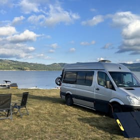 Camping-car Mercedes Sprinter automatique à monter soi-même pour 5 à 6 personnes.
