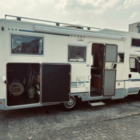 Veel plezier – Een complete camper 4p Adria Mobil alcove uit 2004