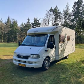 Cozy, fully equipped 4-person semi-integrated camper.