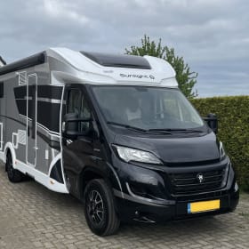 Beautiful 4p Sunlight T68 with single beds and pull-down bed from 2022