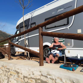 Globe-Drôme – 2 person semi-integrated Dethleffs camper 