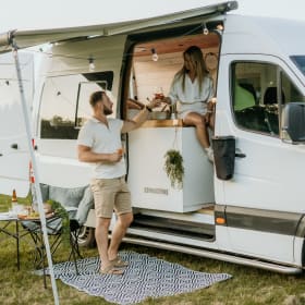 Luxe off-grid MB Sprinter met uniek interieur!