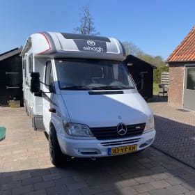 2p Mercedes-Benz semi-integrated uit 2001