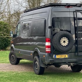 The Beast expeditie camper – 3p Mercedes-Benz bus from 2023