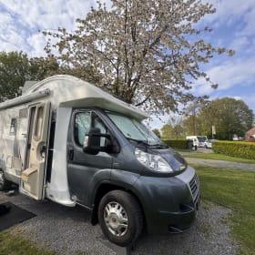 Superluxe intergraal 4 persoon camper 