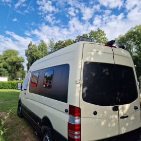 Perfecte Plek | zand – Mercedes Sprinter L2H2 (2018) - automatic | off-grid | 2 outdoor showers