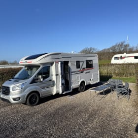 Charlie – Motorhome Roller Team da 5 posti letto di alta qualità - Wi-Fi gratuito e assicurazione - 2024