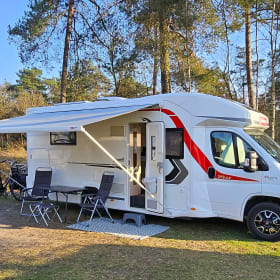 Challenger – Comfortabele half integraal met groot Queensbed en veel lichtinval