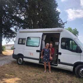 Ruth – Spacious, high 2p bus camper 