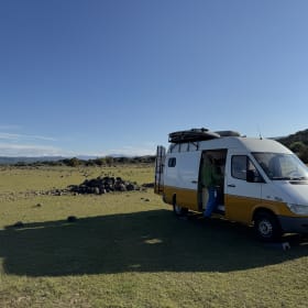 Bob – Funky 2-person off-grid sprinter with fixed bed