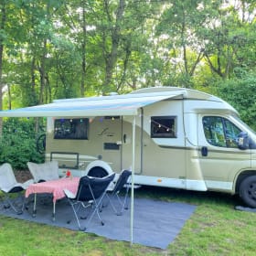 Comfortable and luxurious camper (4 persons)