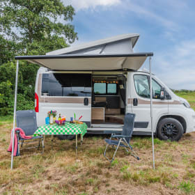 Stoere Duco – Betrouwbare Hymer Sydney, compact, comfortabel, complete inventaris