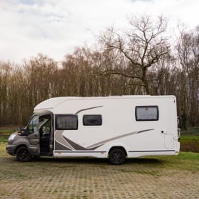Luxe  4p camper – 4p Ford semi-integrated uit 2015