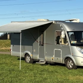 Camping-car intégral de luxe Hymer pour 4 personnes