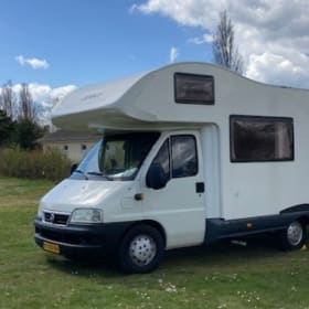Fijne gezinscamper met 6 zit & 5 slaapplaatsen.  – Compact 6-person Fiat alcove! 
