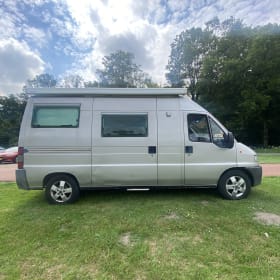 Albano – 2p Fiat campervan uit 2001