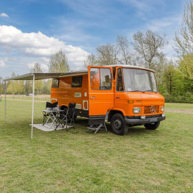 Oranje Mercedez T2 – 3p Mercedes-Benz bus uit 1975