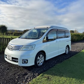 Serena – Camping-car Nissan Serena 2 places avec auvent et panneaux solaires