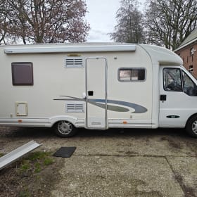 Mooie ruime camper, een trouwe bus – 4p McLouis semi-integrated uit 2003