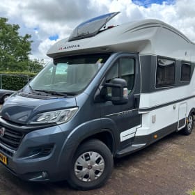 Fam. Camper met 5 gordels, 5 slaapplaatsen en complete inventaris 