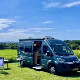 Mooie camperbus Pössl 2WIN PLUS met praktische en mooie opties