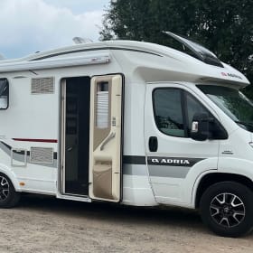 Adria 5 pers. for the family. or nice space for two