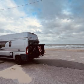 Comfortabel op avontuur als gezin van 4 of met z’n tweeën – 4P Buscamper Fiat Ducato - Knaus Boxstar (2P dwarsbed + 2P hefbed)