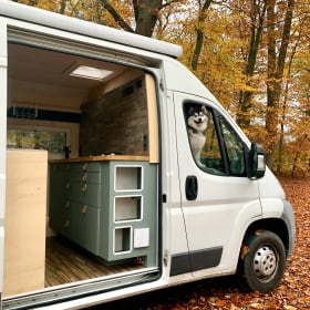 Monti – Op avontuur met onze omgebouwde camperbus!