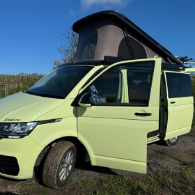 Sylvia – Ga stijlvol op pad met onze schitterende groene VW-camper!