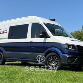 Lottie – Volkswagen Off-Grid Camper biedt slaapgelegenheid voor 4 personen en kan 5 personen vervoeren.