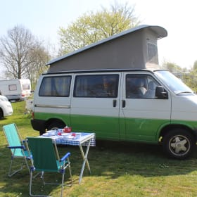 Lisanne – Compact & Reliable 2/4-person Volkswagen Bus T4
