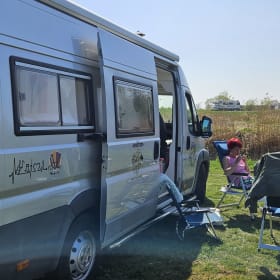 Avonturenbus – Cozy, fresh camper van, self-sufficient.