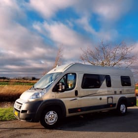 camp adventure – 2-person Campervan Hymer 2-person Campervan (6.40 m) Camp Adventure 